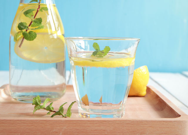 فوائد خلط الماء مع الليمون لماذا يجب عليك تناول خليط الماء والليمون في الصباح 