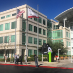 ابل ترفع علم القراصنة فوق المقر الرئيسي، ثقف نفسك 2