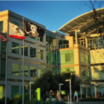 ابل ترفع علم القراصنة فوق المقر الرئيسي، ثقف نفسك 6