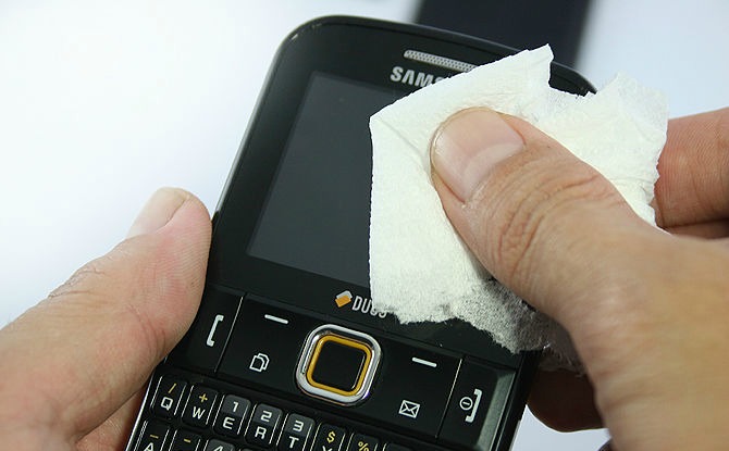 كيف تنظف شاشة هاتفك المحمول