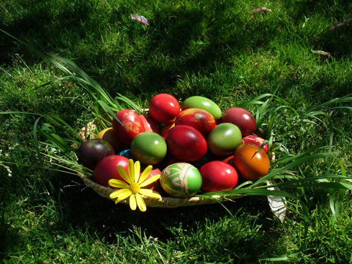 4482_Straw-basket-filled-with-decorated-eggs-for-Easter-holiday