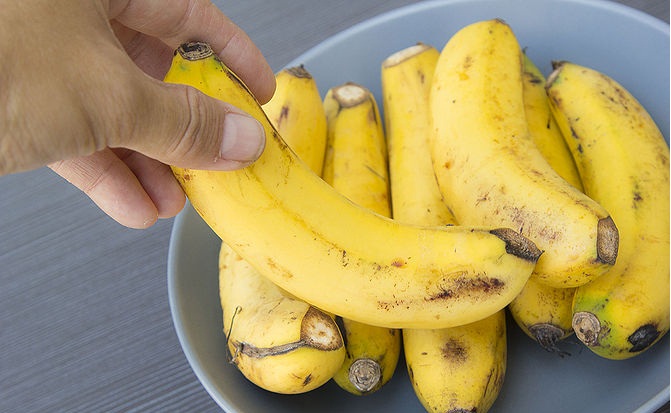 How to use banana peel to whiten teeth