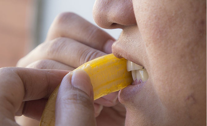 طريقة استخدام قشر الموز لتبييض الاسنان