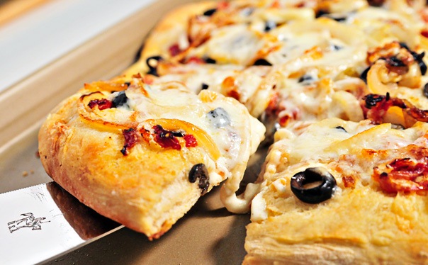 طريقة عمل البيتزا بالجبنة والزيتون بالصور 