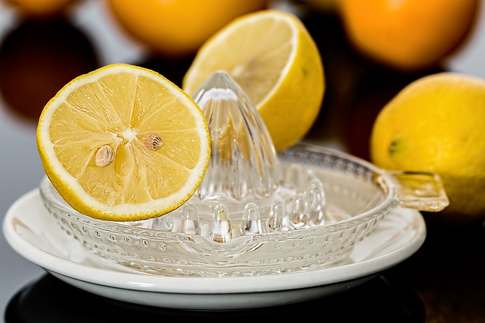 عصير الليمون لعلاج حب الشباب