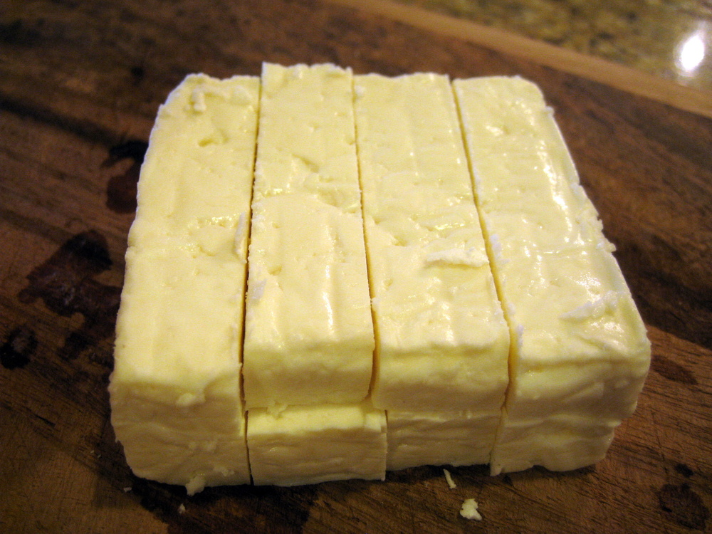 Ворона и лиса рисунок. Рецепт мягкого гауда в домашних условиях. Производство сыра в альпах. Сыр cheddar gauda. Перевертыши сыр.