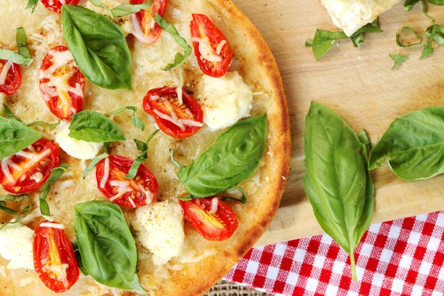 وصفة خفيفة لعمل البيتزا الطماطم و الريكوتا1