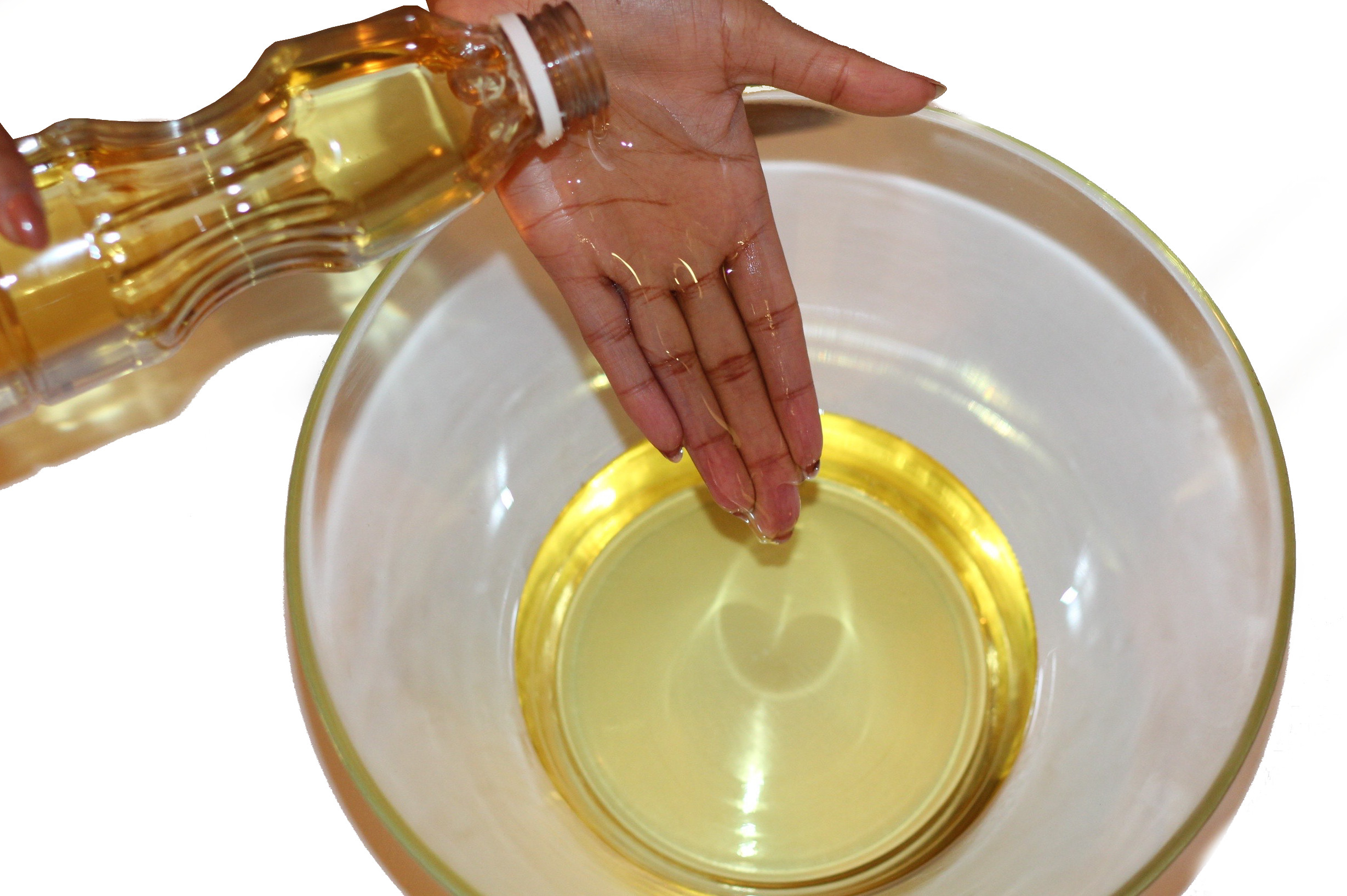 Рафинированное масло в тарелке. Фото подсолнечное масло в косметологии. Масла для рук фото инсталляция. Как делают кукурузное масло. Кремы с кукурузным маслом