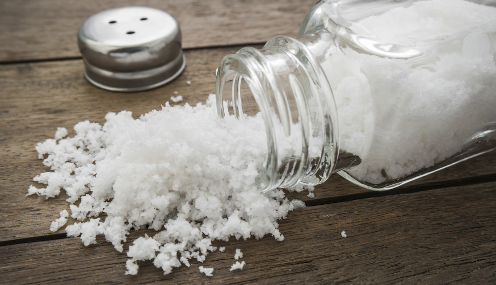 توزيع الملح في جميع أنحاء المنزل وفوئده المدهشة 