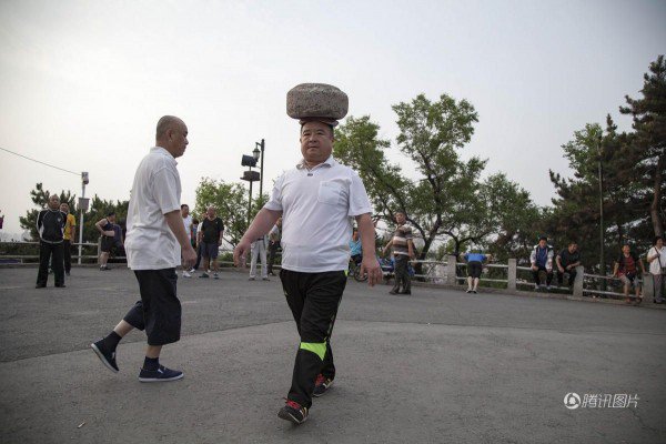 رجل صيني يتبع طريقة مثيرة لإنقاص الوزن