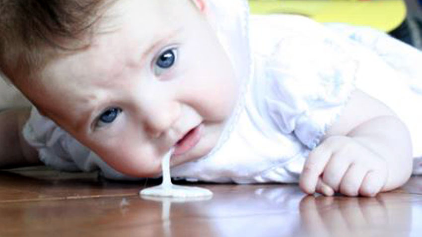 أسباب وعلاج قئ الأطفال الرضع 1