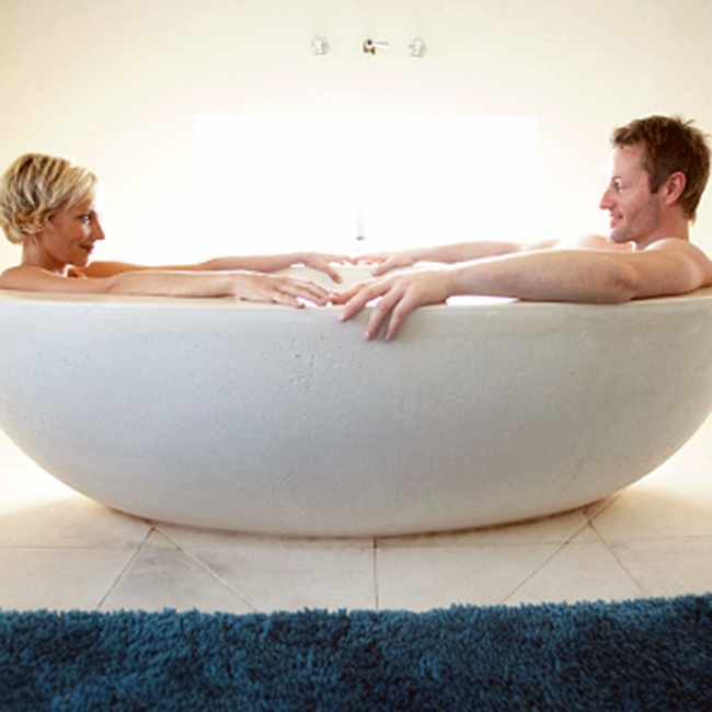 парень с девушкой в ванне. фотосессия в ванной. позы в ванной комнате. массаж в ванной. ванна для двоих романтика.