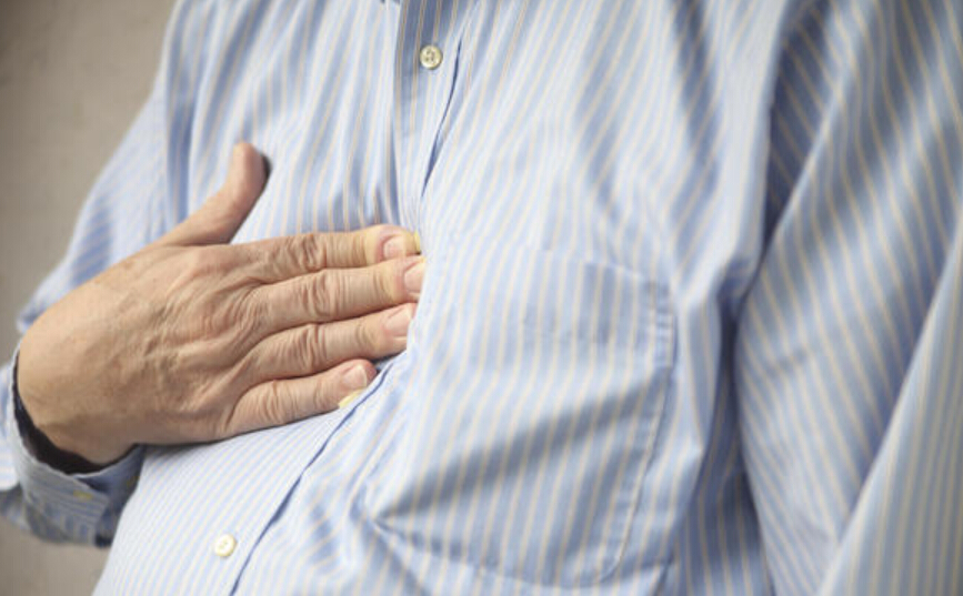 الأسباب الشائعة وراء الألم الحاد أسفل الثدي الأيمن