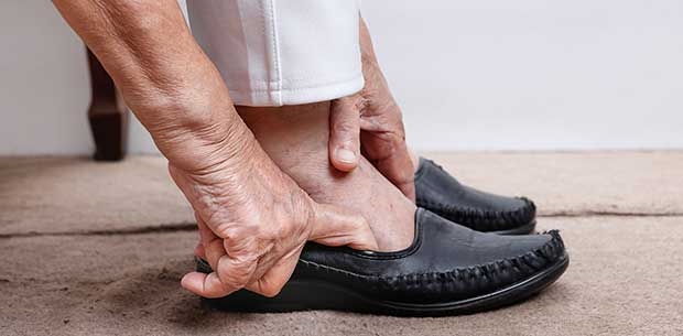 ضرر إرتداء الحذاء بدون جورب ثقف نفسك