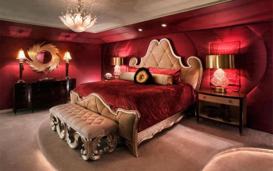 غرف نوم باللون الأحمر