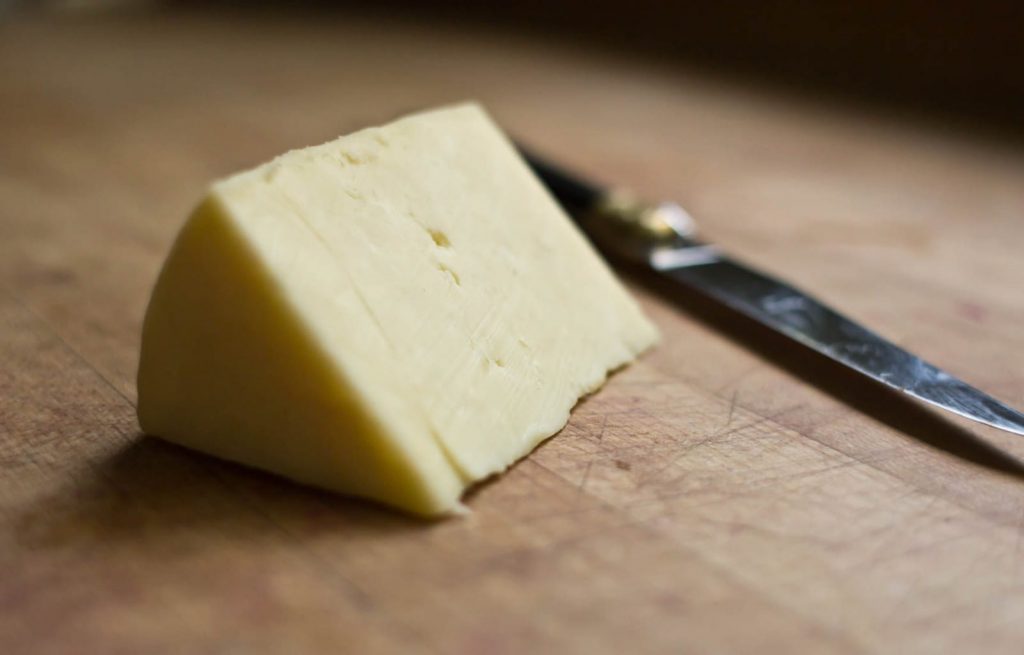 فوائد الجبن الشيدر وحقائقها الغذائية وكيف يتم تصنيعها %D8%A7%D9%84%D8%AC%D8%A8%D9%86-%D8%A7%D9%84%D8%B4%D9%8A%D8%AF%D8%B1-1024x655