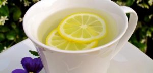 ضع بعض الليمون لتحسين مذاق الماء الساخن