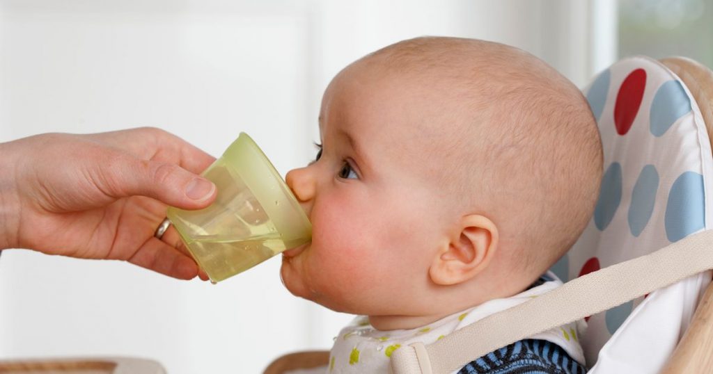 متى يبدأ الرضيع في شرب الماء ؟