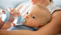 متى يبدأ الرضيع في شرب الماء ؟
