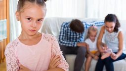 علاج الغيرة بين الأطفال وكيفية التصرف معها