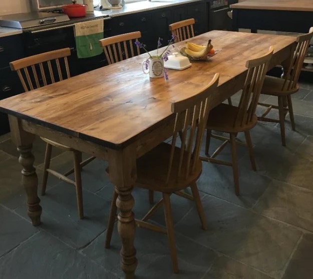 Dört ahşap sandalyeli mutfak masası