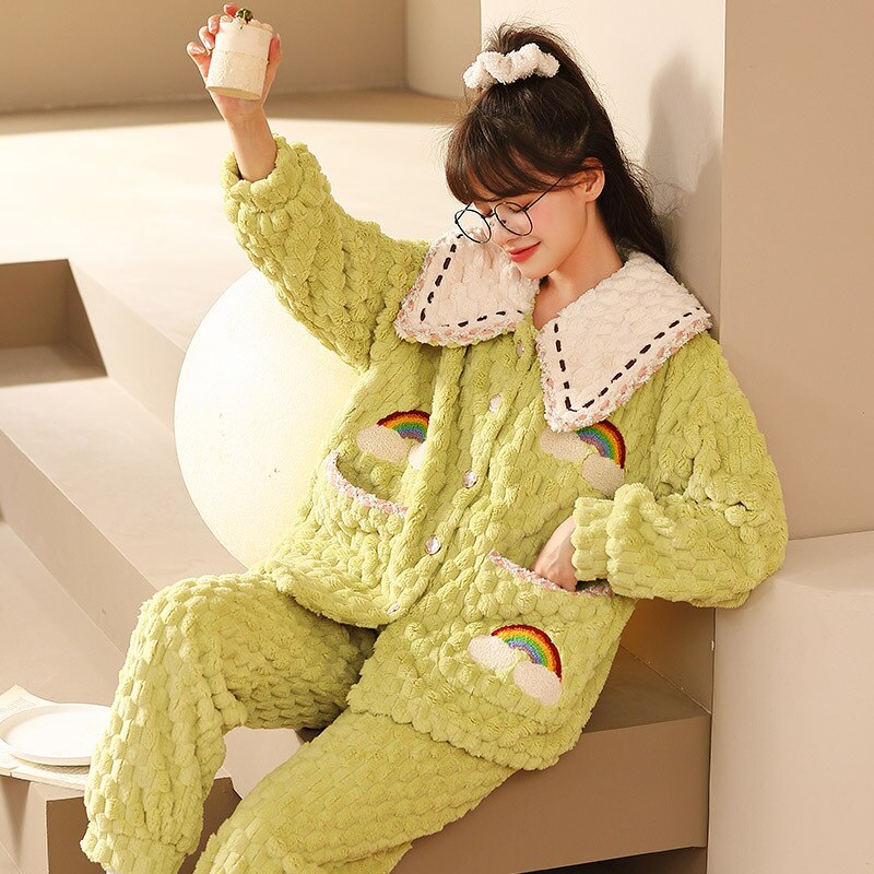 بيجامة نوم لطيفة من القطيفة المرجاني وأزرار من الصوف