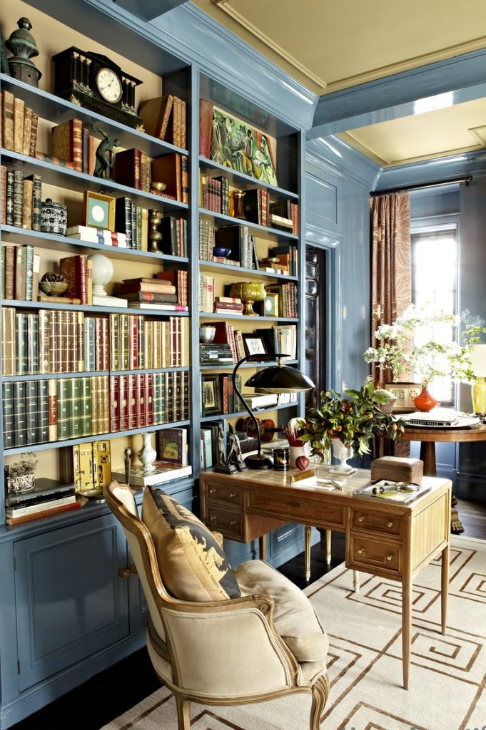 غرفة زرقاء بمكتبة
