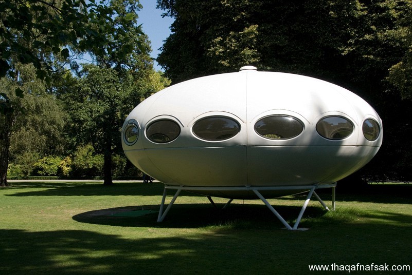 A Futuro house on display at the Christchurch Botanic Gardens New Zealand. Image shot 2007. Exact date unknown.